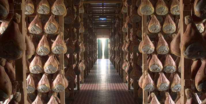 Stanza di stagionatura del prosciutto di Parma